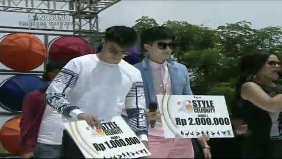 leemoaloverss's tweet photo. siapa yg jadi juara ya, Dua juri ganteng lagi pegang hdiah nya, @LeeJH_2107 @fero_walandouw
#26StyleFinalBattle https://t.co/Az9qKMjy4q