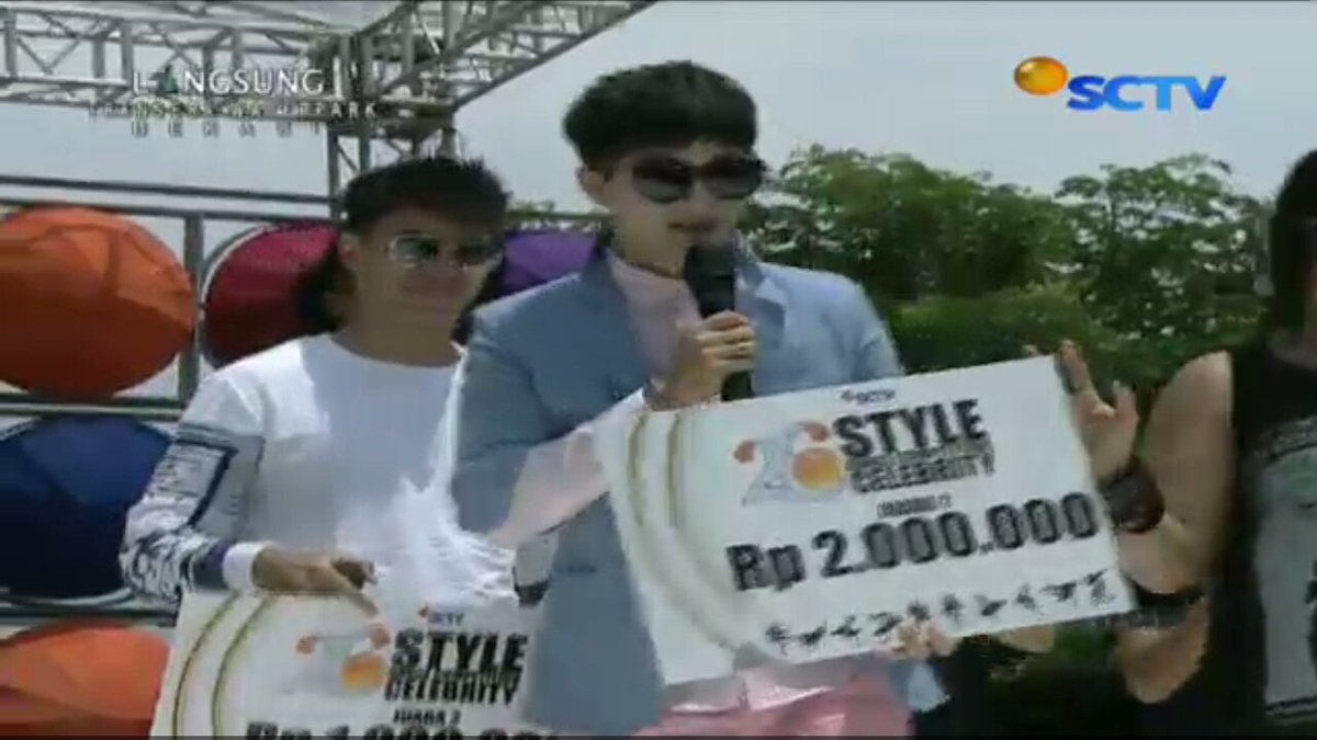 leemoaloverss's tweet photo. siapa yg jadi juara ya, Dua juri ganteng lagi pegang hdiah nya, @LeeJH_2107 @fero_walandouw
#26StyleFinalBattle https://t.co/Az9qKMjy4q
