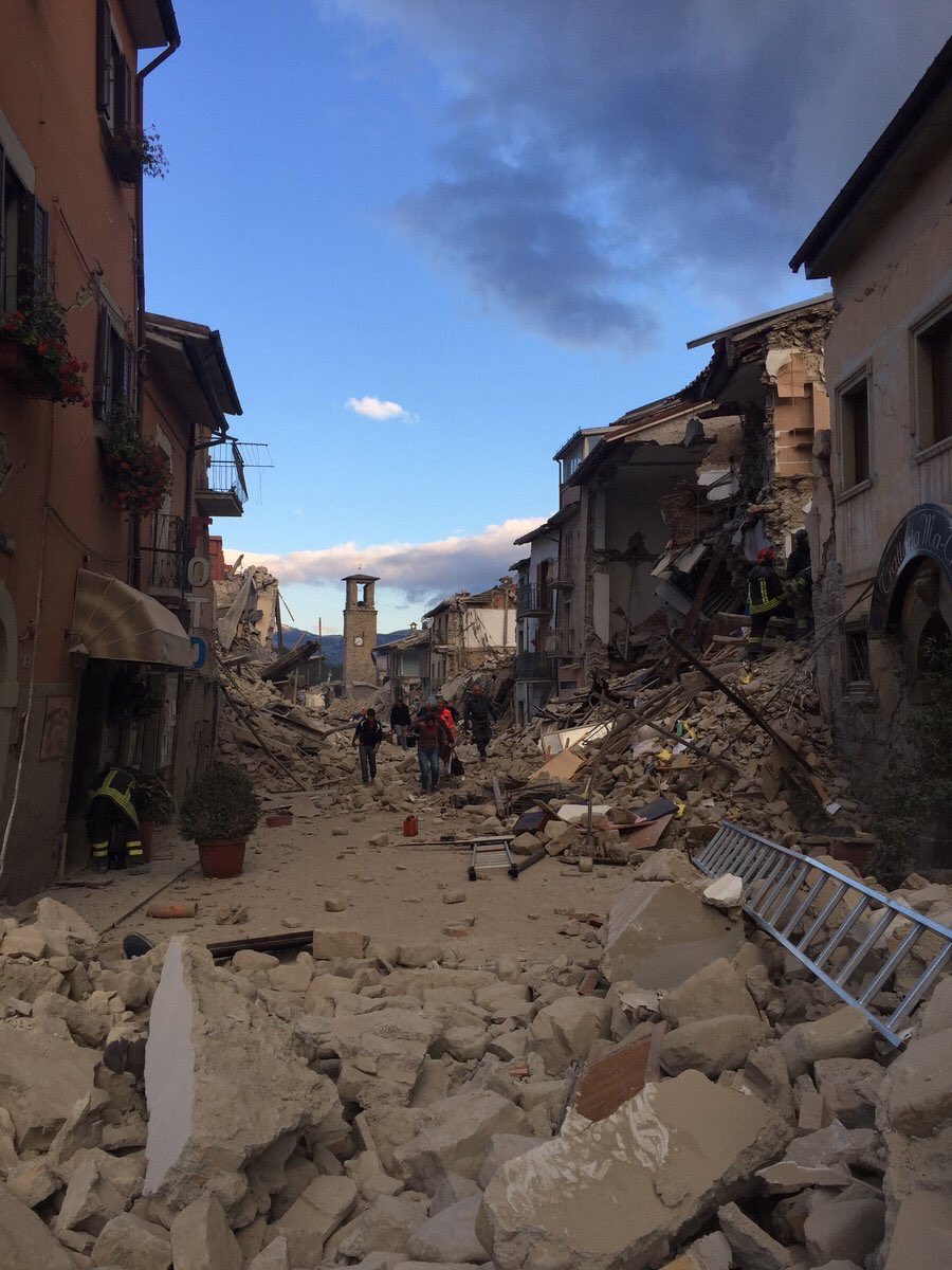 6.2 Shallow Earthquake Hits Central Italy - Towns Just Collapsed CqmlSG4VIAEXqKx