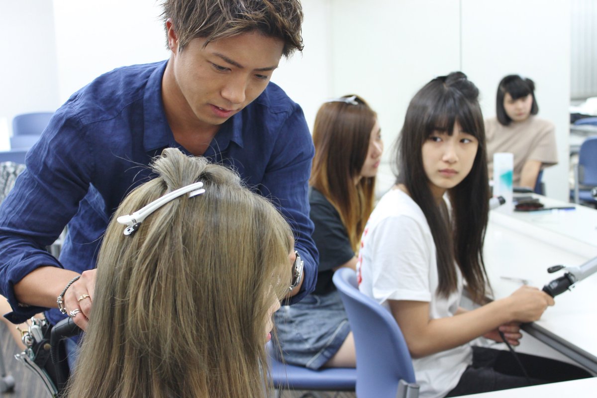 Blea ブレア 学園グループ Twitter वर 美容室 Riselが教えるbleaヘアセット講座の第一部が終了 カワイイ髪のセットの仕方をレクチャーして頂きました 代表kazuさん Bitter専属モデル川口竜司さん 後半もよろしくお願いします