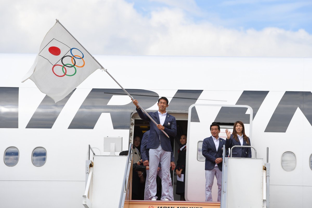 日本オリンピック委員会 Joc Twitter પર リオデジャネイロオリンピック日本 代表選手団の本隊が24日に帰国 小池百合子東京都知事がオリンピックフラッグを 右代啓祐旗手が選手団の団旗を手に飛行機から降り立ち セレモニーが行われました Rio16 Tokyo