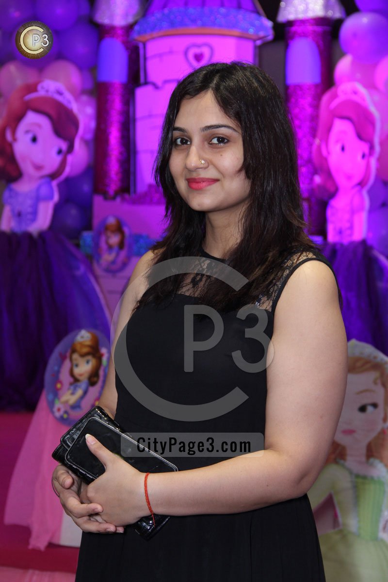 CityPage3's tweet photo. Mishita’s #Birthday Bash at Hotel Ranjees 🎉🎈🎁
Checkout pics at CityPage3 - https://t.co/kCdz0821wP
#lucknow https://t.co/Fe2O86DtpJ
