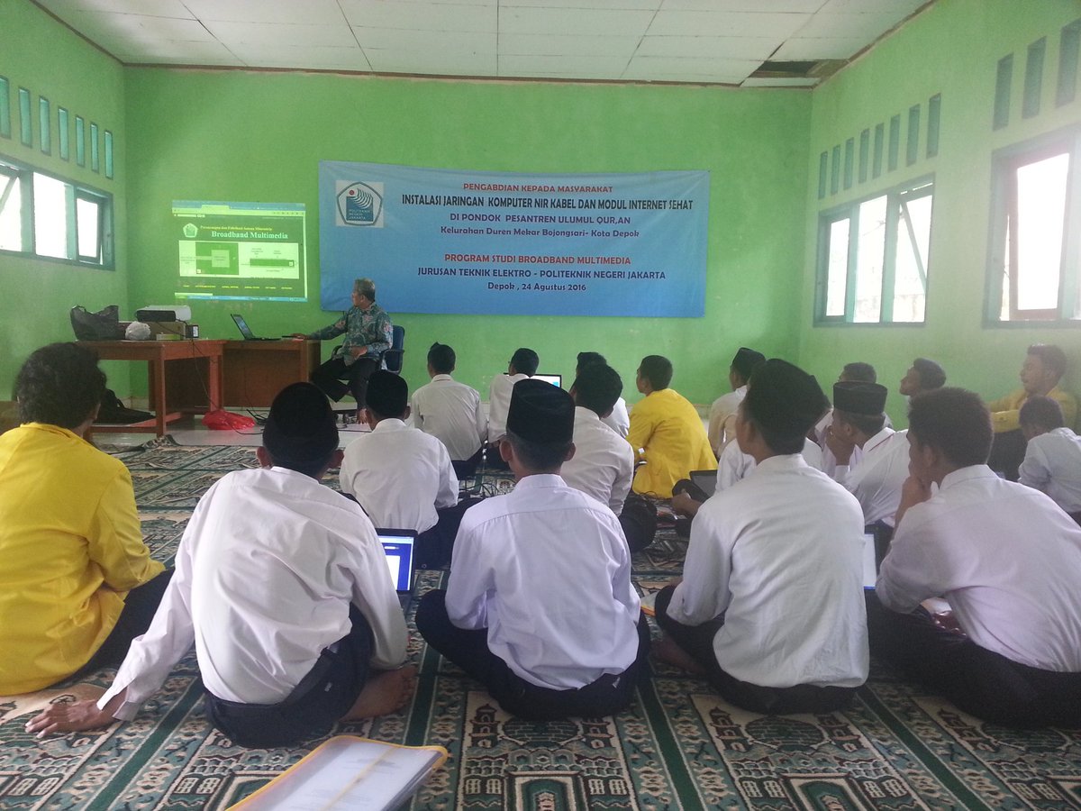 Masuk materi pelatihan kedua, yaitu pembuatan blog oleh bapak Tri (Dosen Broadband Multimedia)...