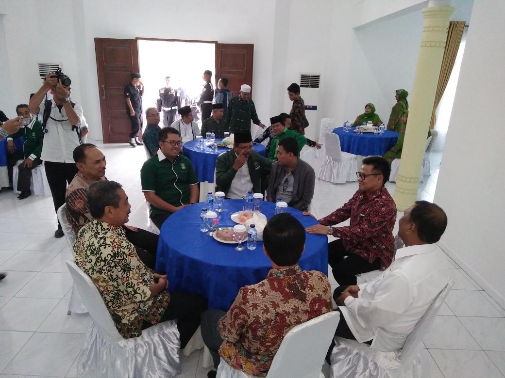 ance1235's tweet photo. Ketum DPP PKB @cakiminpkb makan siang bersama oleh bupati deli serdang @Kadir_Karding @BeritaPKB @pkbsumut https://t.co/HwwFqR5Fzn