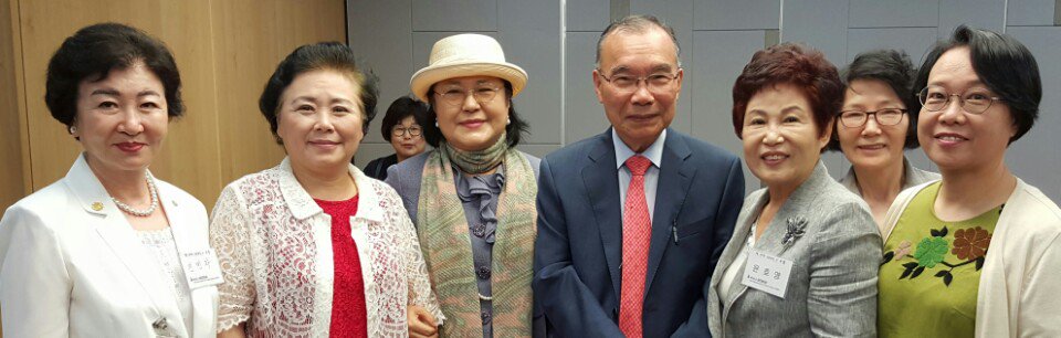 ♡마중물여성연대 포럼♡

두레마을 김진홍목사님을 통해 리더의 5가지 자격을 알아보았습니다.

(좋은 대통령의 조건)
ᆞ건강관리
ᆞ비전(희망)제시능력 - 동기부여
ᆞ설득력
ᆞ도덕적 일관성ㅡ자신의 가치신념
ᆞ열정