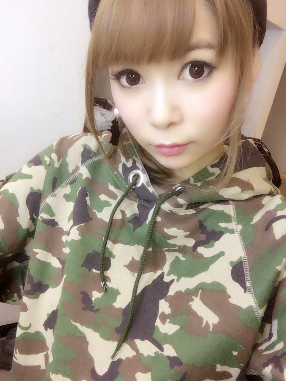 周年の中川翔子 Mmts新作 猫迷彩柄アイテム パーカーやメッセンジャーバッグができました よくみると猫の影が迷彩にステルスしているよ T Co Gr4f1rqdmj T Co Mfbprmfsgw Twitter