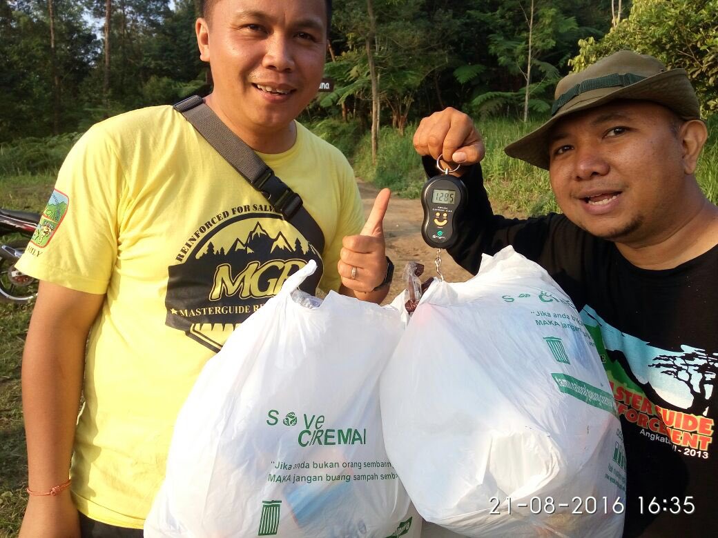 MGRIndonesia's tweet photo. Team #mgrindonesia juga membawa hampir 6kg sampah dari Gunung Ciremai #salvationserviceopentrip https://t.co/gTQnL51aXA