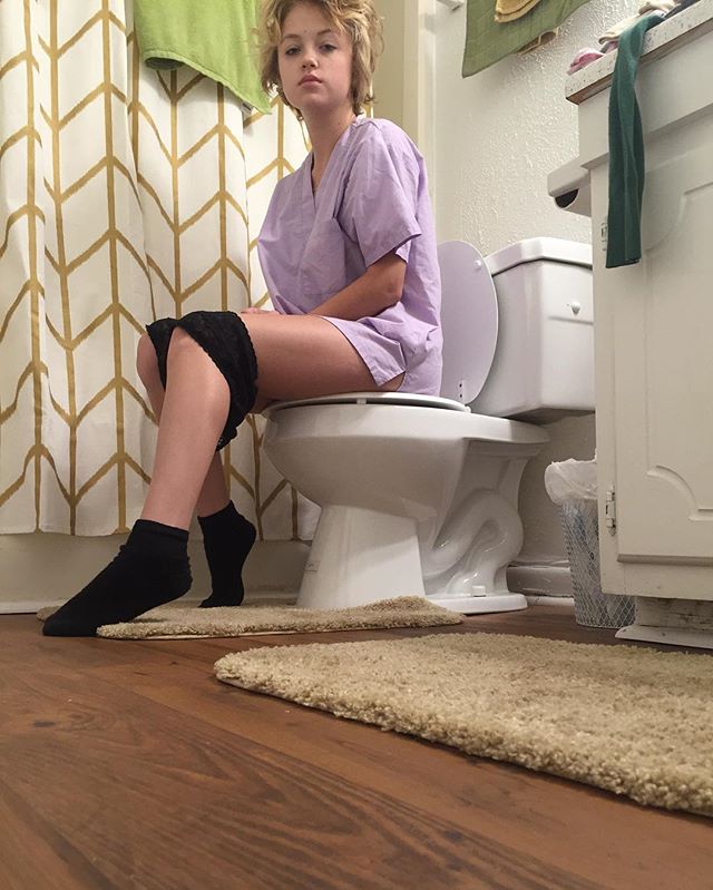 teen-girls-on-the-toilet