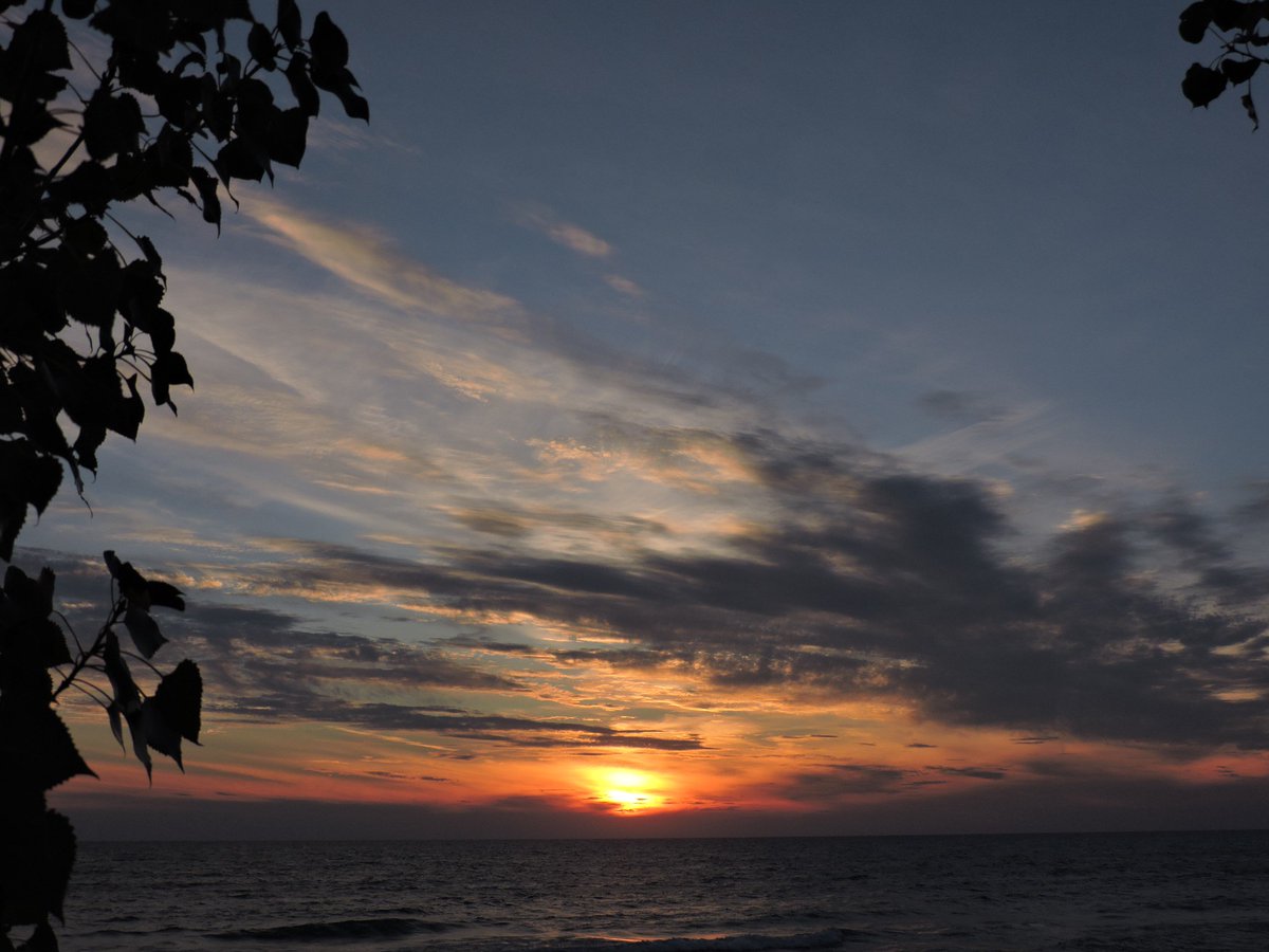 skipper99g's tweet photo. Little Point Sable sunset 8/23/16 plus a wedding. https://t.co/kvxhM76KhC