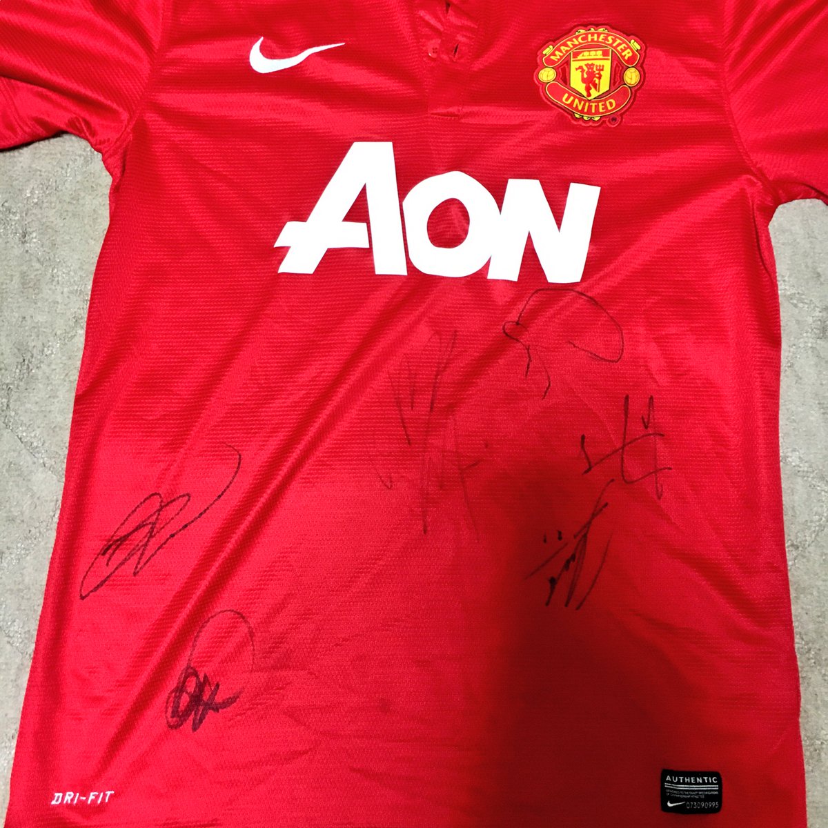 gr1_united7's tweet photo. 帰国ー！とにかく勝ってよかった(^O^)そして初ズラタン、ポグバの再デビューが生で観れて幸せでした。 https://t.co/REvF5CMkAC