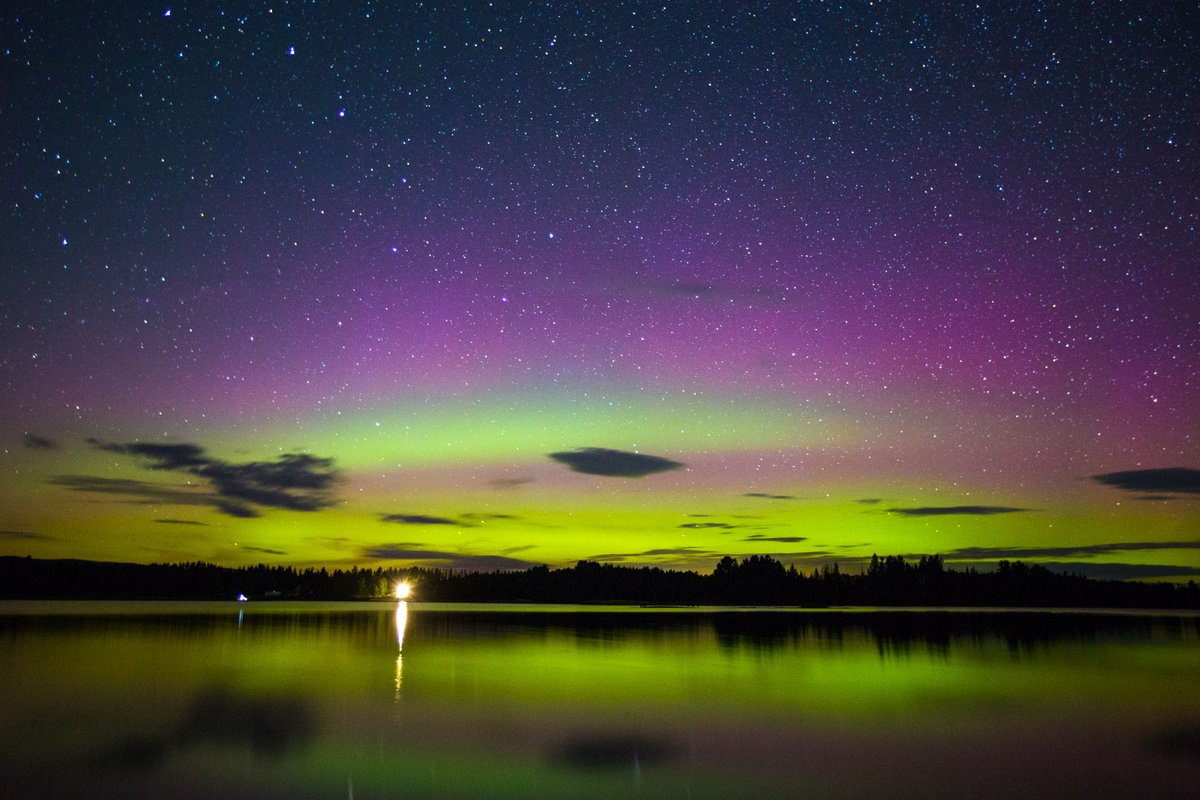 The northern sky was glowing with the #AuroraBorealis last night. Flagstaff Lake, photo: <a href="/jwalter1337/">Jamie Walter 🫎</a> #theloaf