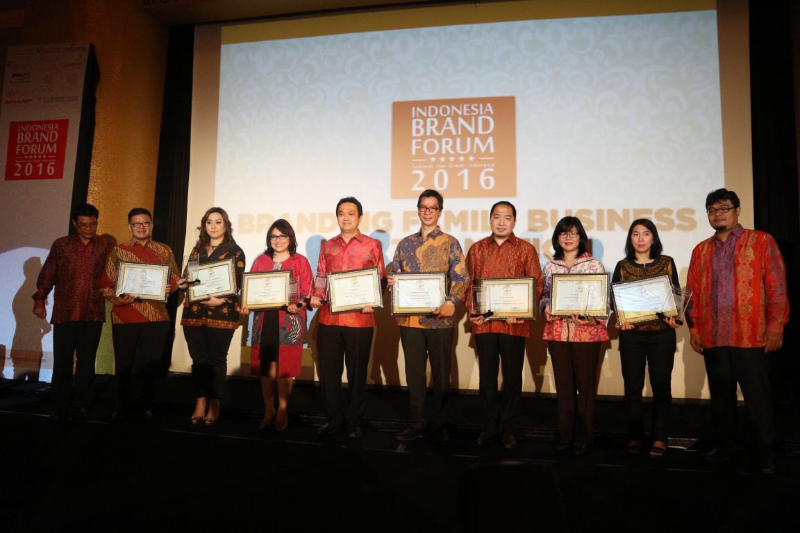 Ibu <a href="/WulanTilaar/">Wulan Tilaar</a> selaku Vice Chairwoman MTG menerima penghargaan "Building Family Reputation". #IBF2016