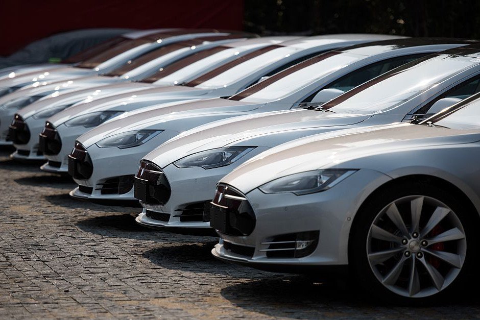 gruenderszene's tweet photo. Tesla-Upgrade: von 0 auf 96 km/h in 2,5 Sekunden – das Model S zeigt allen die Rücklichter. https://t.co/vvdbgy9VrO https://t.co/T09Tknu0Gm