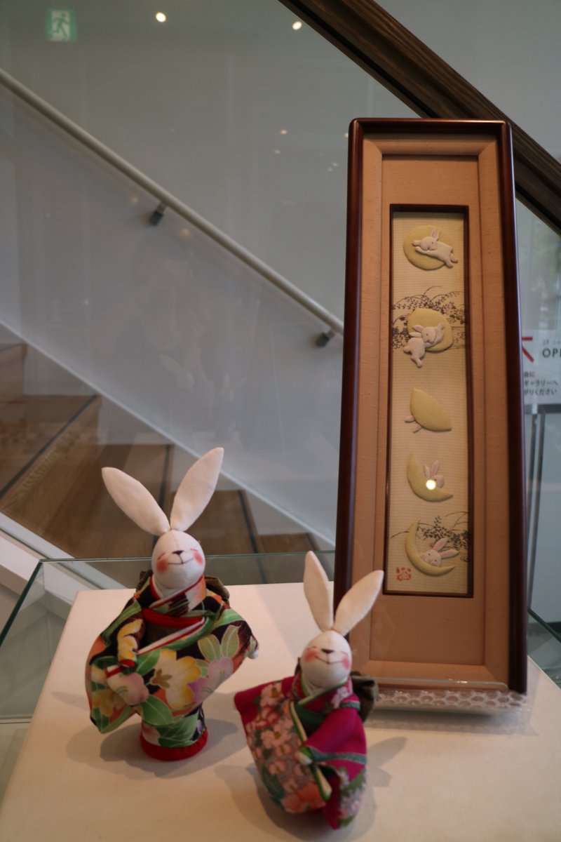 お店では、一足早く秋の装いです。 須田頼子さんのうさぎのお人形