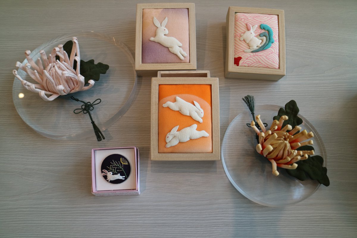 お店では、一足早く秋の装いです。 須田頼子さんのうさぎのお人形