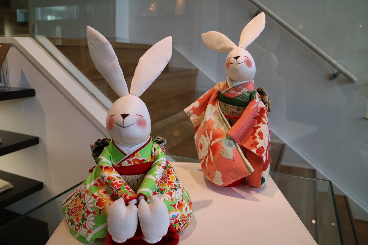 お店では、一足早く秋の装いです。 須田頼子さんのうさぎのお人形