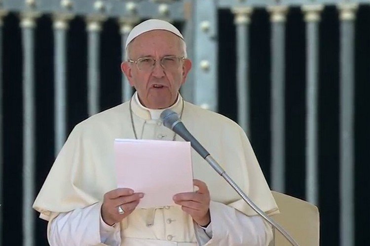 Avvenire_Nei's tweet photo. #Terremoto Papa sospende catechesi a Udienza: recitiamo il Rosario per tutte le vittime https://t.co/DlQ6sFwZkb https://t.co/NZ1MmQ52ga
