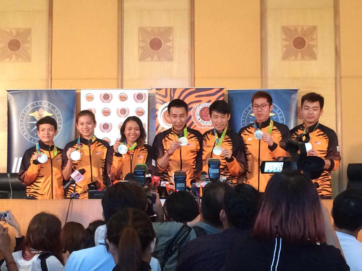 israrkhalids's tweet photo. Barisan wira negara tanpa Azizulhasni Awang. #olimpikrio @501Awani https://t.co/ieRF5U7Omk