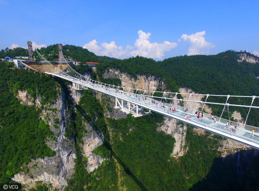 ThisIsHunan's tweet image. Zhangjiajie Grand Canyon's glass-bottomed bridge is the world's longest and highest transparent bridge.