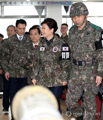 북한이 SLBM을 발사한 오늘 박근혜 대통
령께서 중부전선 전방군단을 방문했다.
여자 대통령이지만 군복이 너무 어울린다.
문재인이 군복입고 쌩쇼하는것과는 차원
이 다르다.
좌파들은 앞으로 군복입고 쑈하지마라.