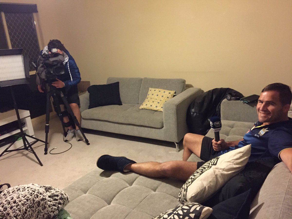 09friendy's tweet photo. Tune in to #Sterlo shortly as I'm crossing live from the comfort of the couch on the GC 🎤 #MonoTone https://t.co/hzMxHYGIKh