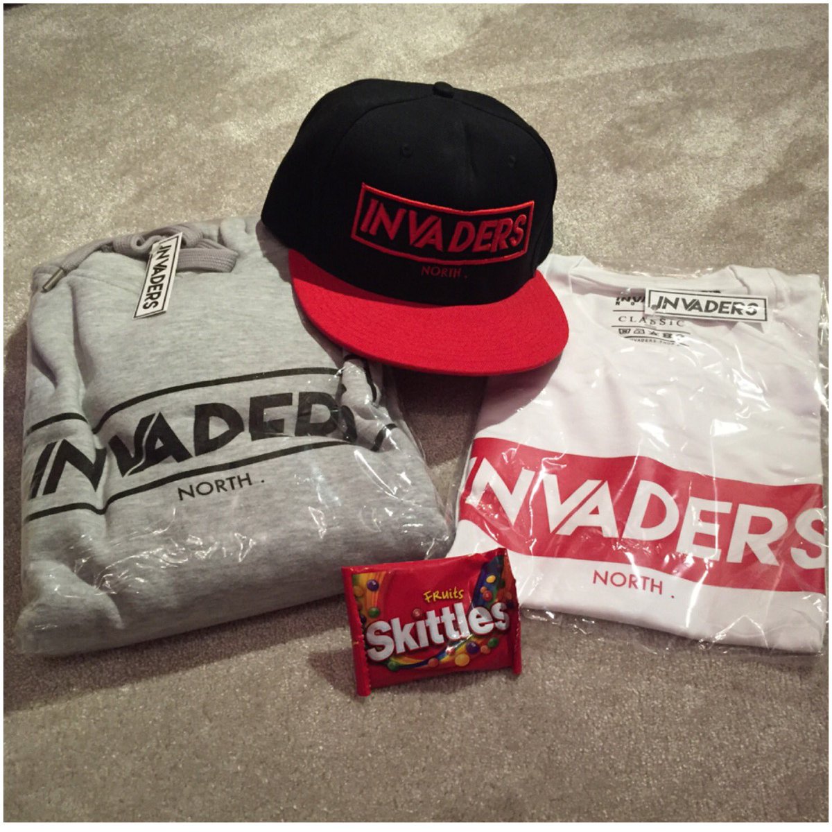 Nathaliebsb's tweet photo. Reçu ce matin ! #teamInvaders merci pour les Skittles jadore 🍬😉 https://t.co/JFyIkVYHJw
