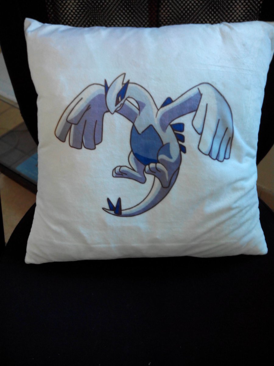 goozufr's tweet image. Il vous plait ce coussin Lugia ? 
Personnalisez vos goodies dans votre GeekBag Pokémon 
#Pokémon #Unbagging #Geekbag