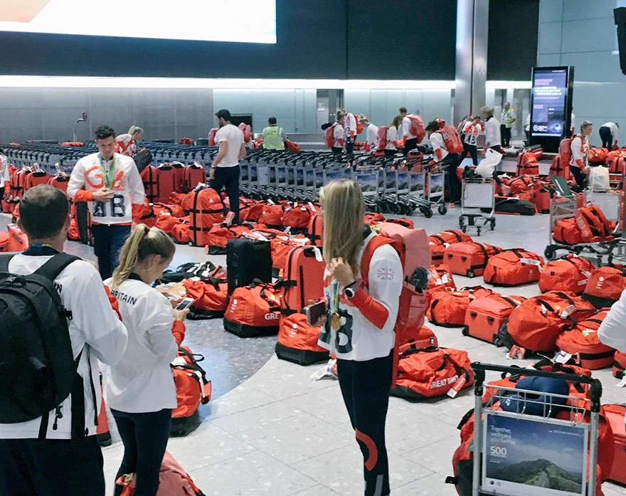 ロンドンの空港で選手達も騒然ｗリオから帰ってきたイギリスの選手団のバッグがどれが誰のだか分からなくなったｗｗｗ