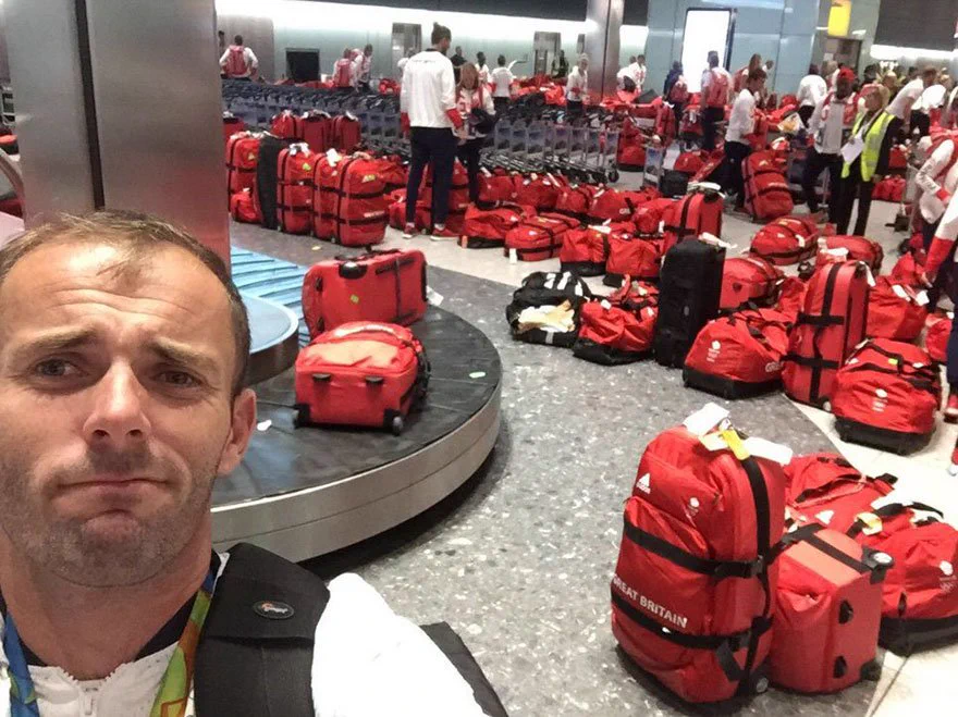 ロンドンの空港で選手達も騒然ｗリオから帰ってきたイギリスの選手団のバッグがどれが誰のだか分からなくなったｗｗｗ