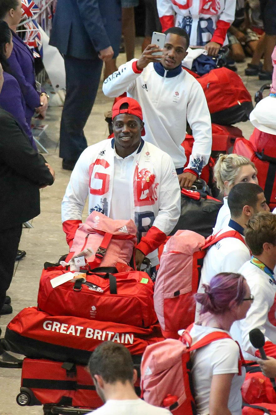 ロンドンの空港で選手達も騒然ｗリオから帰ってきたイギリスの選手団のバッグがどれが誰のだか分からなくなったｗｗｗ