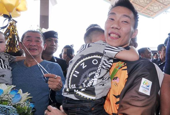 501Awani's tweet photo. #AWANInews Surat viral Lin Dan: 'Apa mereka sangka kami sedang bercinta?' - Chong Wei https://t.co/x5ye8AsAmo https://t.co/ATfC7BUSLt
