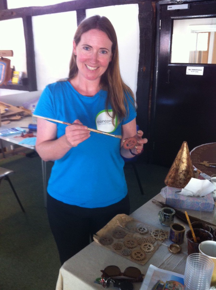 ConcordiaChat's tweet image. Suzi embracing the @Madhurst1 spirit!
#UKprojects #volunteering