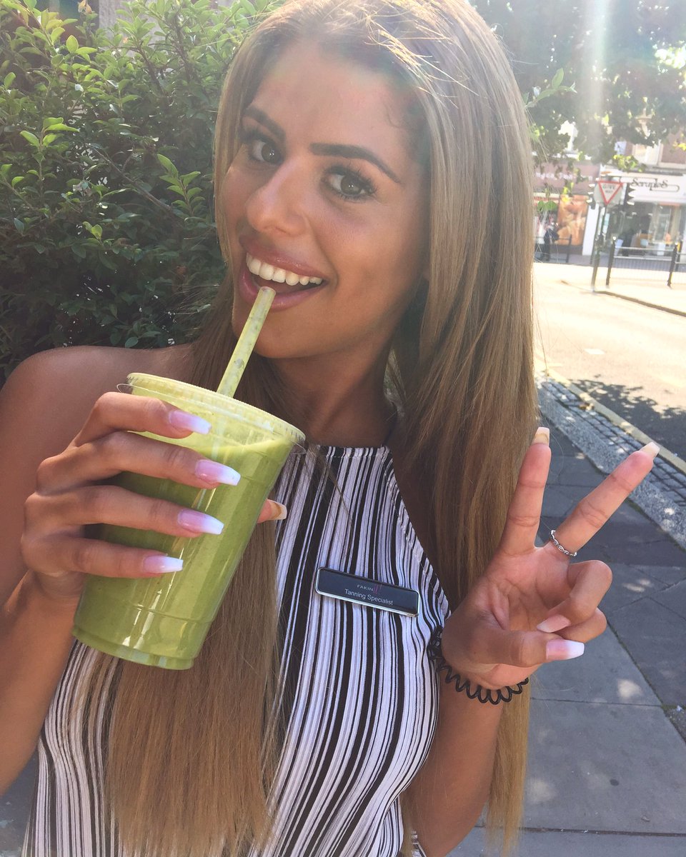 letschargeup's tweet photo. Happy sunny Wednesday☀️ Fridays only 2 days away✌🏼💚
📸 : @tunayxx 
#letschargeup #wednesday #fitfam #healthyfood https://t.co/BWQj7X7vun