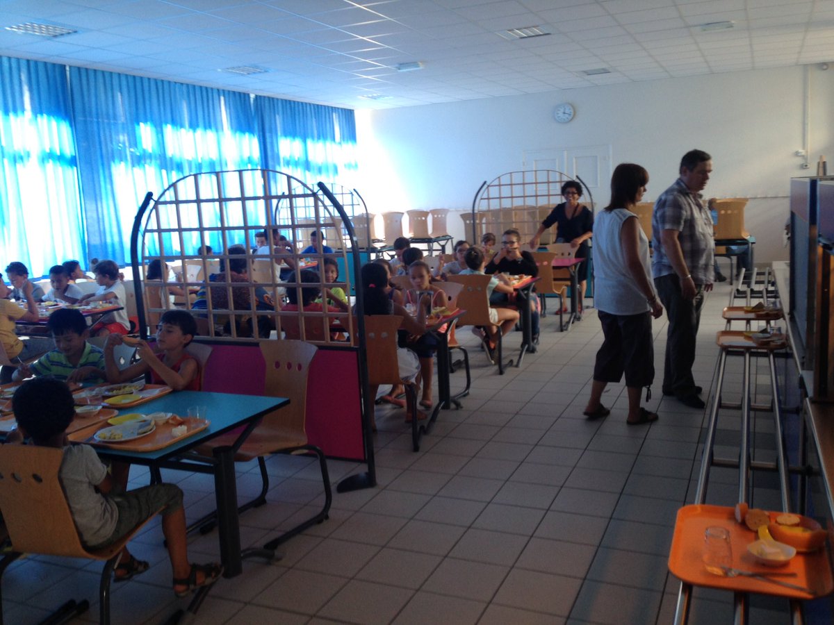 Ce midi visite des enfants à la cantine d Anatole France A Gennevillliers C est calme