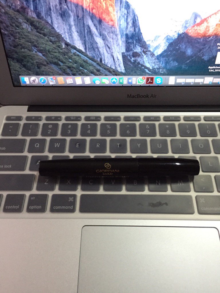 IndahRazaad's tweet photo. Guilty pleasure any ladies should enjoy #discountedMakeUp #mascara @Aciaci27 😁 https://t.co/WxWecyNoR6
