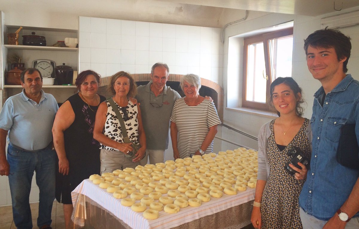 M_Cappella's tweet image. Ospiti francesi a conoscere le nostre #friselle oggi in #masseria! #WeAreInPuglia #MartinaFranca #ValleDItria