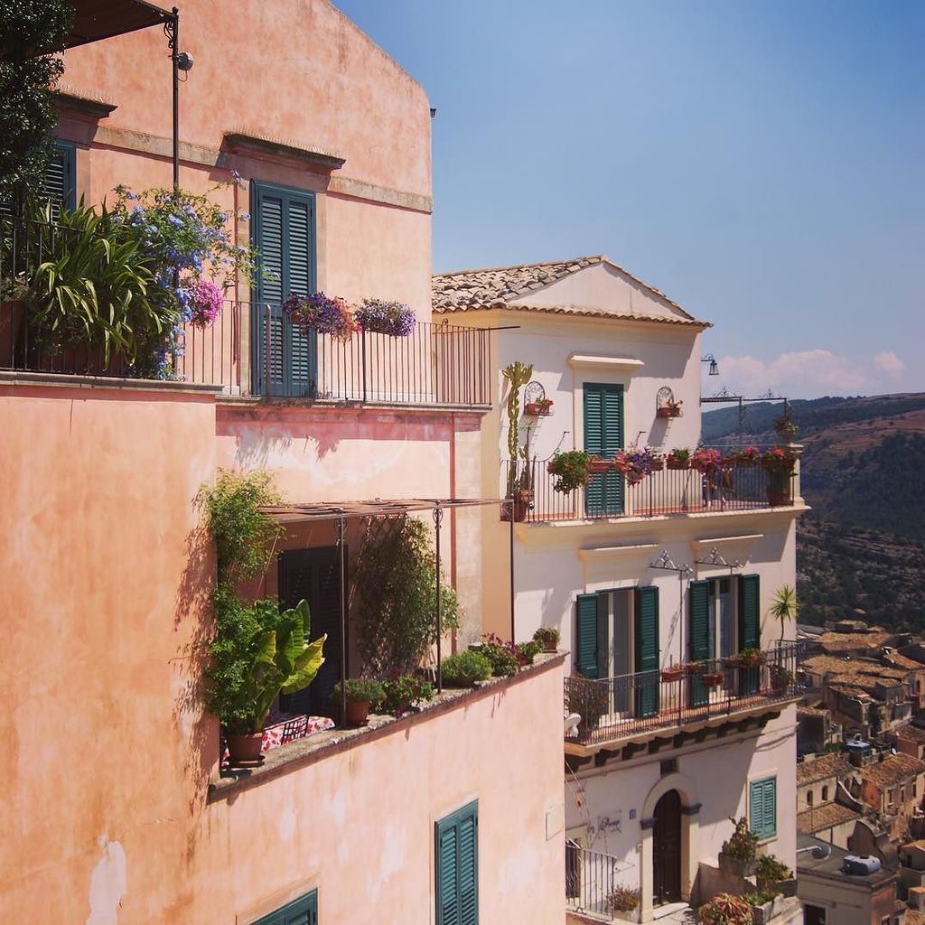 rvpastrana's tweet photo. Casas de #Ragusa #Iblia #Sicilia #Italia #turismo #cultura #travel #viajes #travelgram #re… https://t.co/2Y31MciP9Q https://t.co/IcCi78zsx7