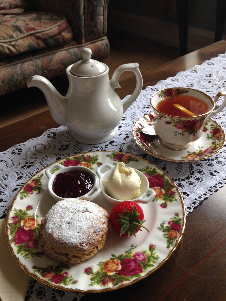 It's cream tea weather at Dappers here in North Shields. Home made scones and strawberry jam with clotted cream. 😍❤️