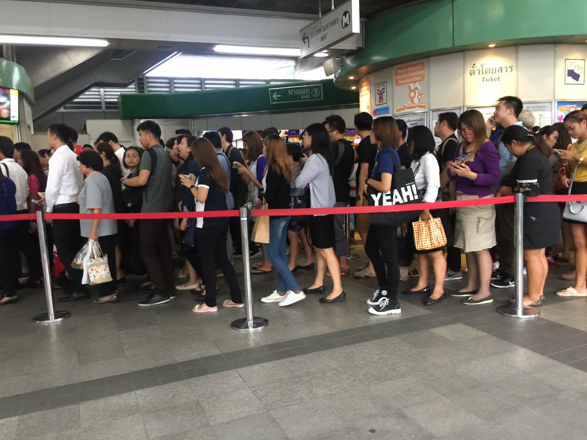 js100radio's tweet photo. RT@DjFiat:  ขณะนี้ รถไฟฟ้า BTS อโศก มีประกาศรถไฟฟ้า ขัดข้องจะเดินรถต่อในอีก 10นาที ชานชลาด้านบนเต็มขึ้นไม่ได้ https://t.co/FcSGfyvvVI