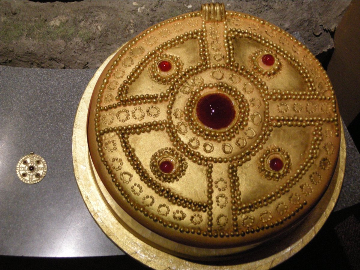 #GBBO is back tonight! To celebrate here’s our Anglo Saxon pendant inspired cake
<a href="/BritishBakeOff/">British Bake Off</a>