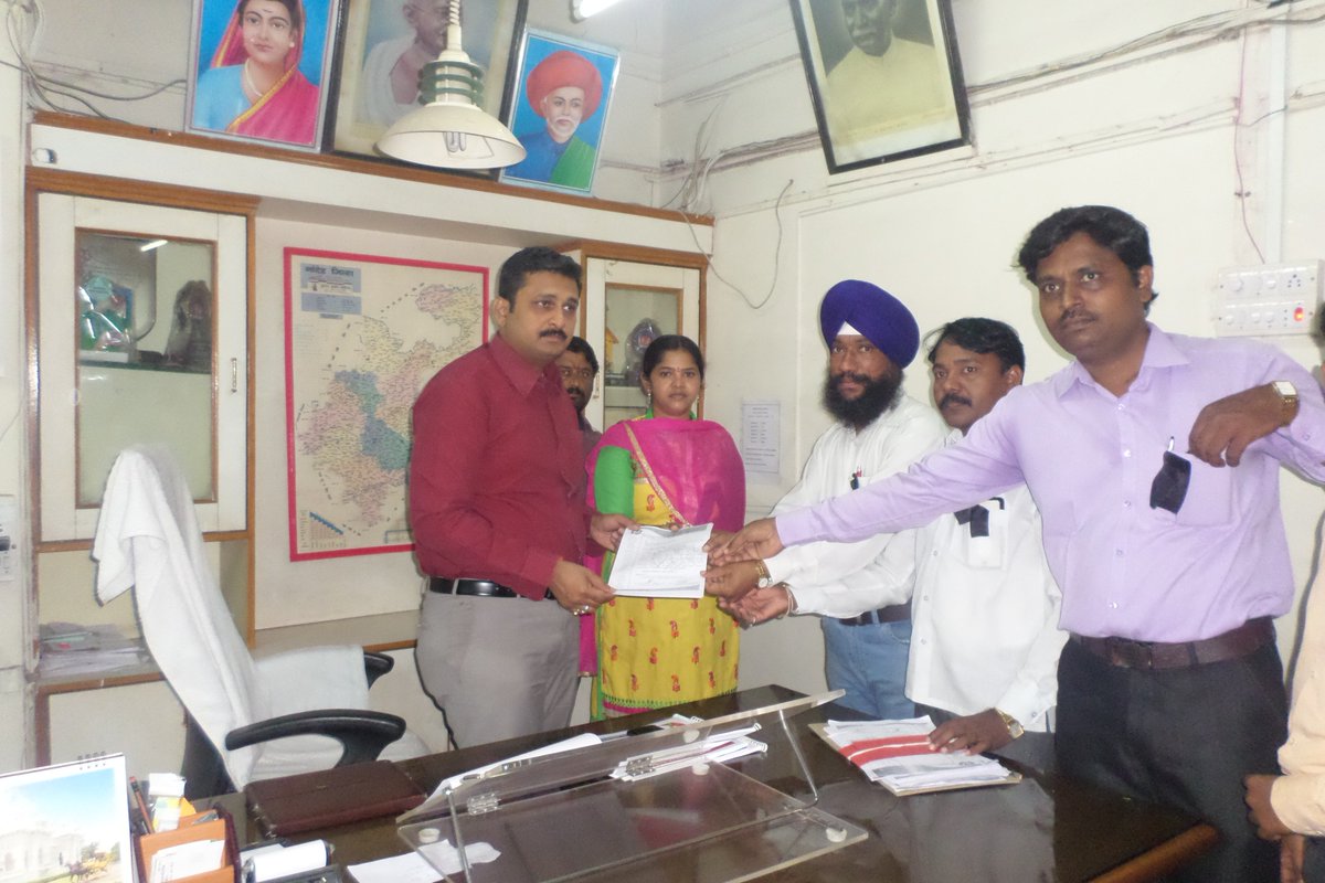 नियमितीकरनाकरीता Hon.Collector,CEO,DHO,CS यांना निवेदन देताना N.R.H.M कर्मचारी