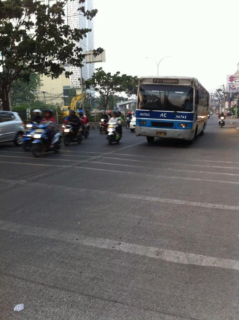 jullendgatc's tweet photo. @PatasAC84 bus yang mirip roti tawar yg paling ditunggu-tunggu. Semoga cepat dibuka kembali tryekny #SAVEPATASAC84 https://t.co/e6r5D3bNfR