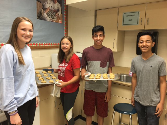 LPHSFCS's tweet image. Culinary Skills Chocolate Chip Cookies today! YUMMMM
#wearelakepark #lpculinary