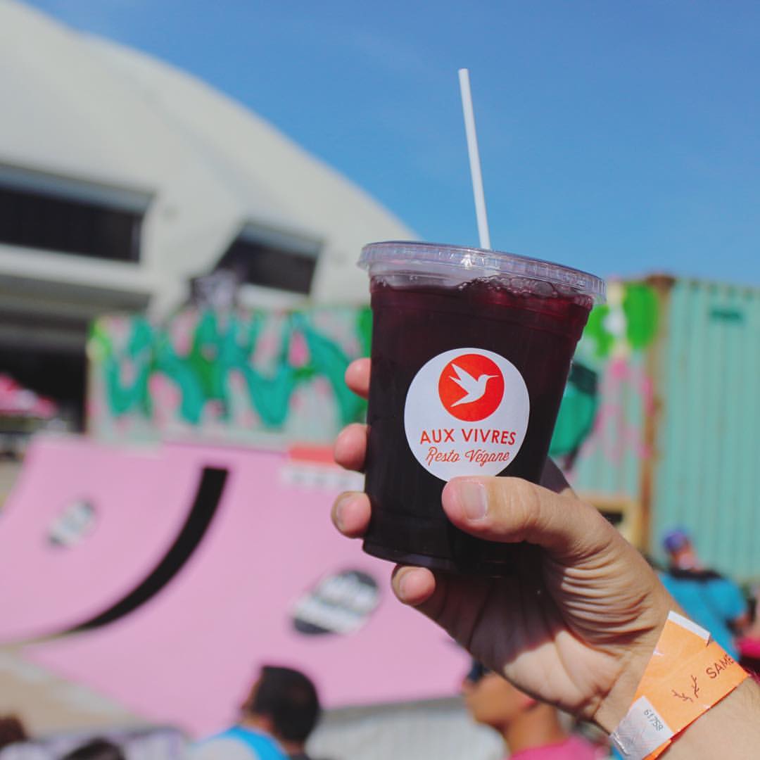 Découverte du jus d'hibiscus de chez <a href="/AuxVivres/">Aux Vivres</a> lors du <a href="/jackalopefest/">JACKALOPE</a> à <a href="/Montreal/">Montréal</a> ! #auxvivresfestivals #Montreal