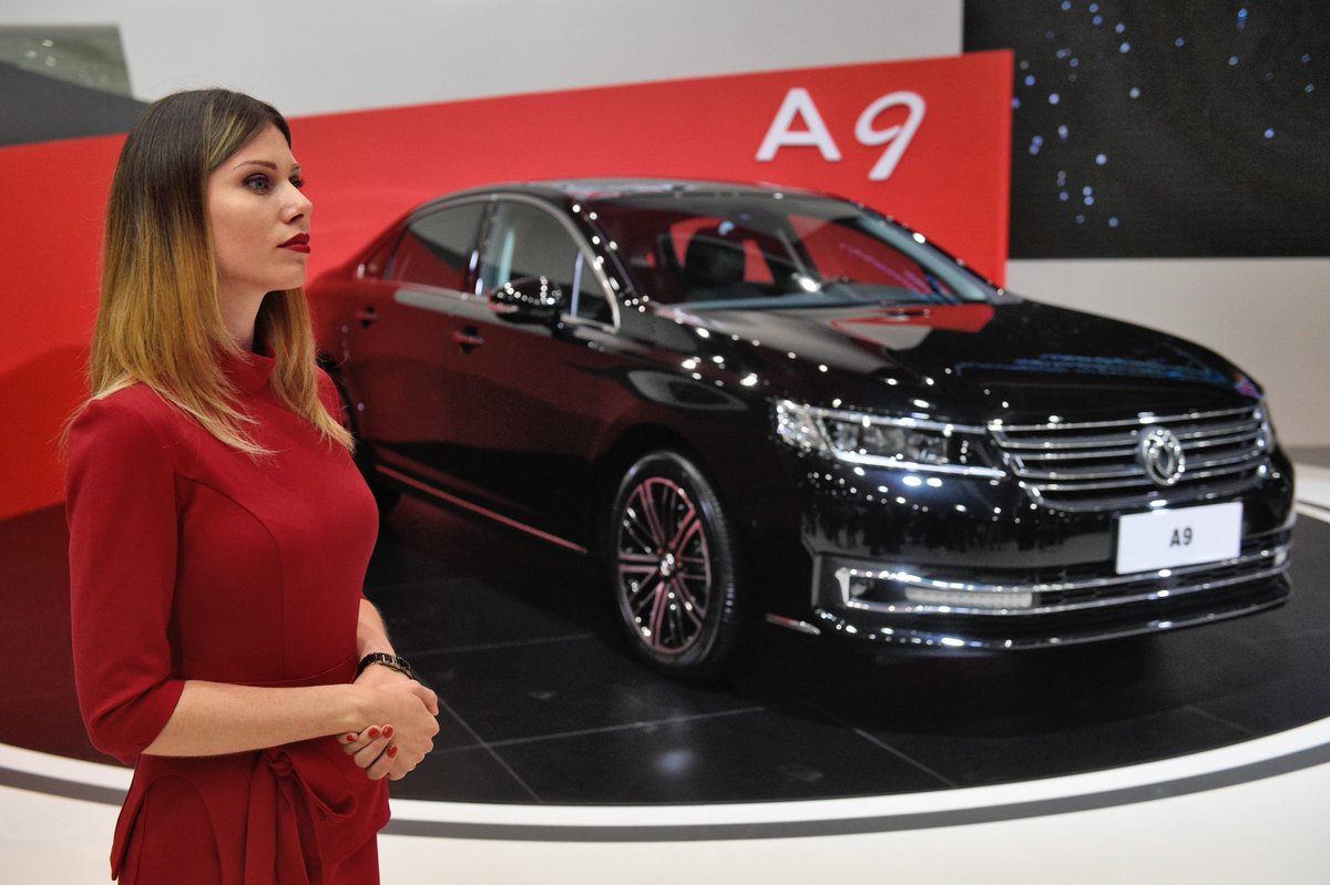 Девушки представляющие автомобили Равон