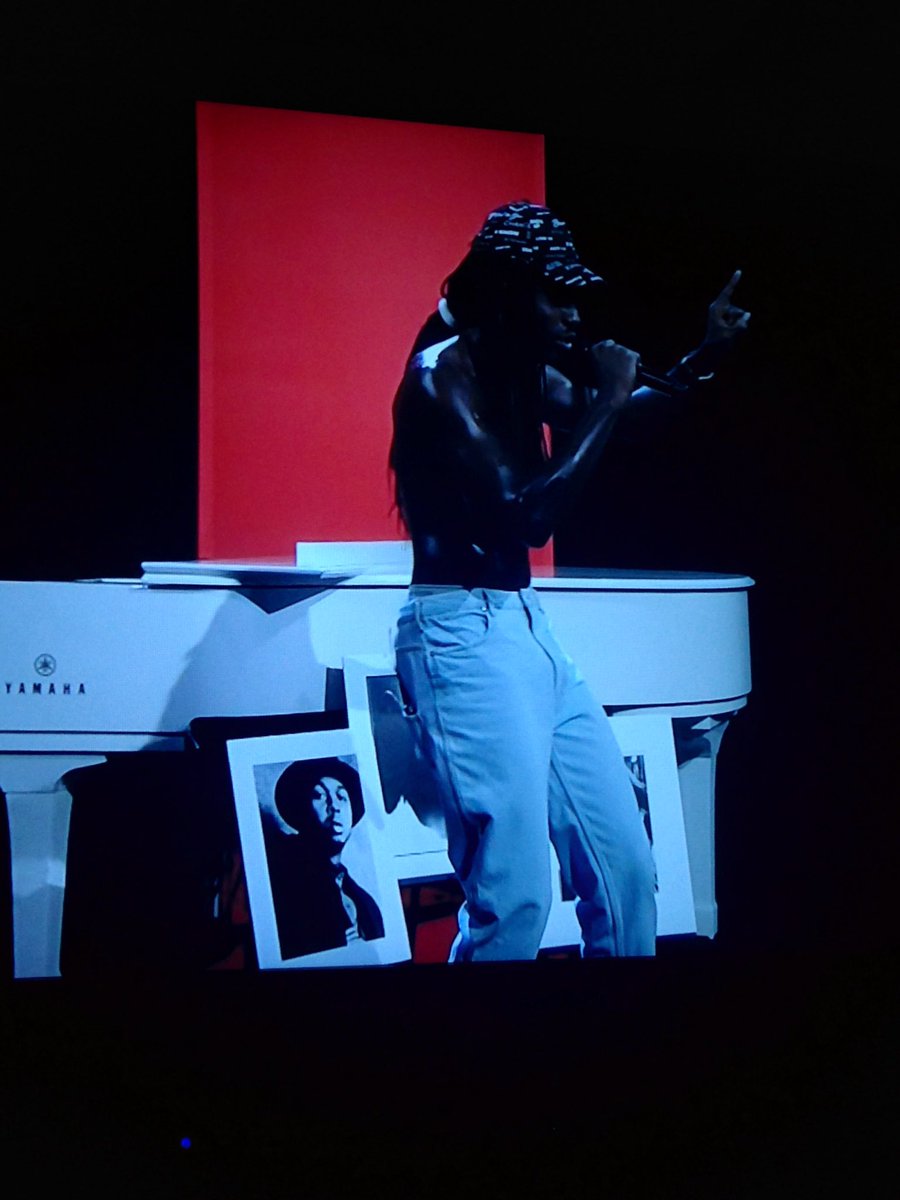 LiaDMND's tweet photo. last night on Conan, courtesy of Blood Orange @devhynes 🙏🏾  #LongLiveTMack #BADBADBAD https://t.co/8HfRr5rMX2