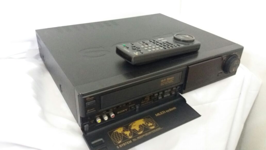 ALMGAHD511's tweet photo. جهـــاز فيــديو ســوني يــابــانــي شريط كبير (VHS) مــع الريمــوت بحــاله ممتازه
التواصل واتساب فقط
0552604367 https://t.co/EFBpEtQ28w