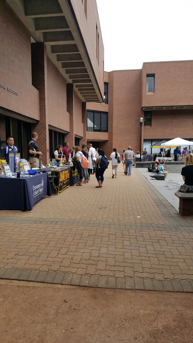 JCCCStudentLife's tweet photo. Get more information about so many 4-year colleges at #CavKickOff 📚✏ https://t.co/Da04RrAyeJ