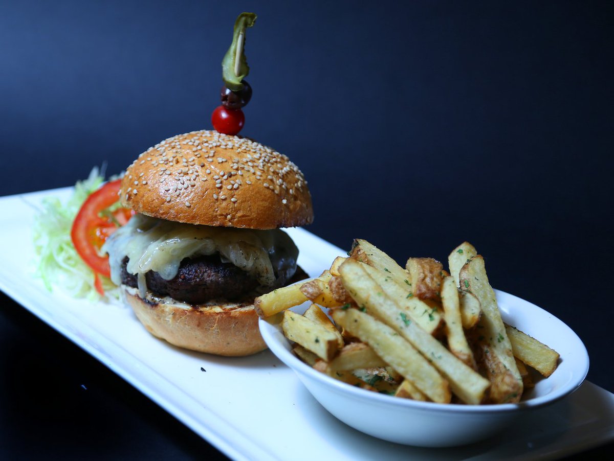 OlivesMexico's tweet photo. El sabor de una hamburguesa elevado a la máxima potencia está con nosotros. #OlivesMéxico ¡Te esperamos! https://t.co/AWGUFrRKFW