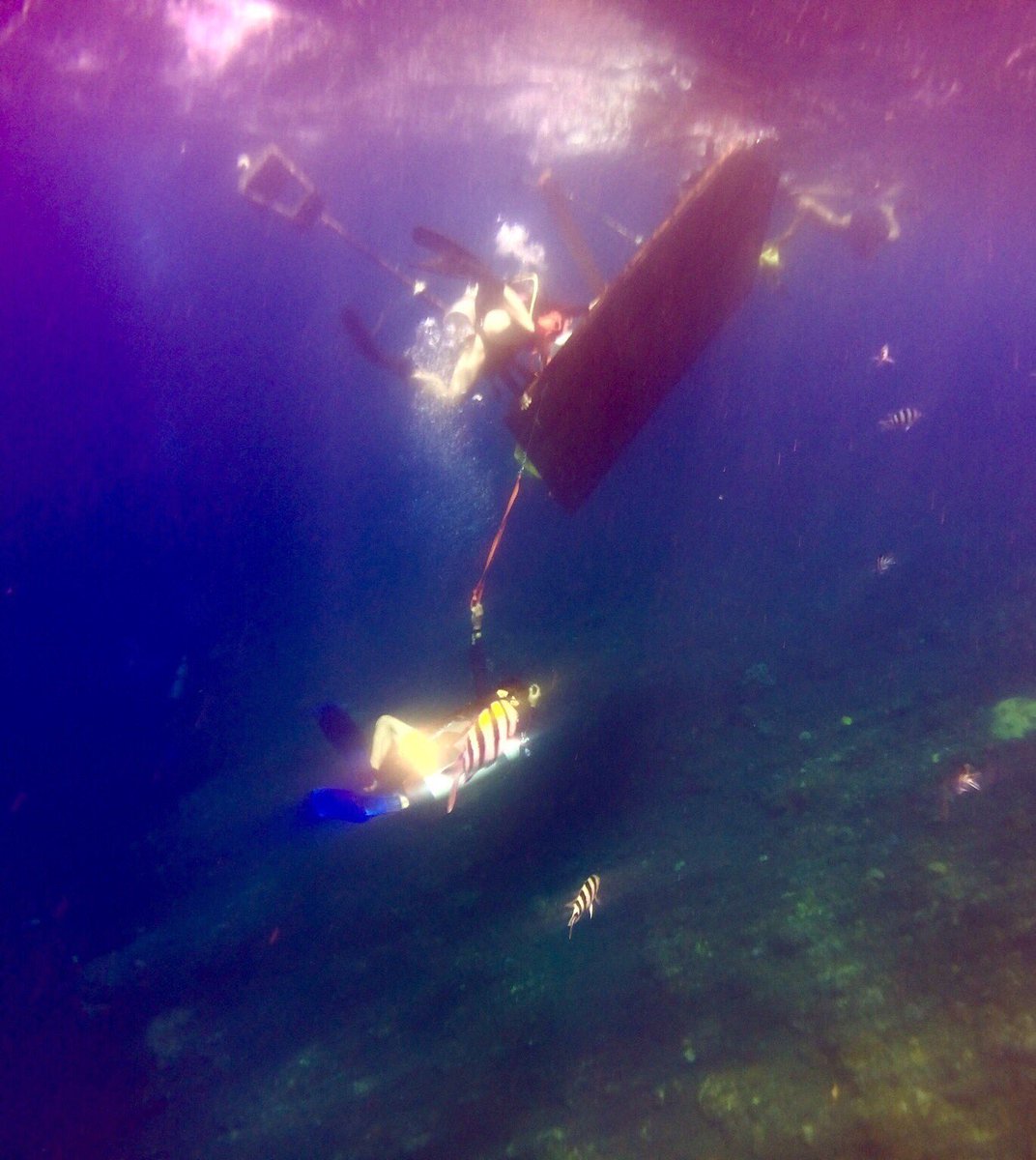 Proses nenggelemin underwater playground. Kerja kerassss